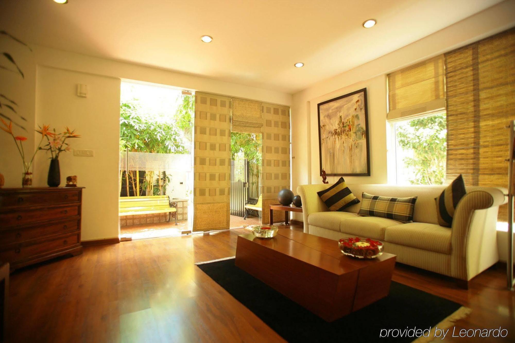 Justa Off Mg Road Bangalore Exterior foto